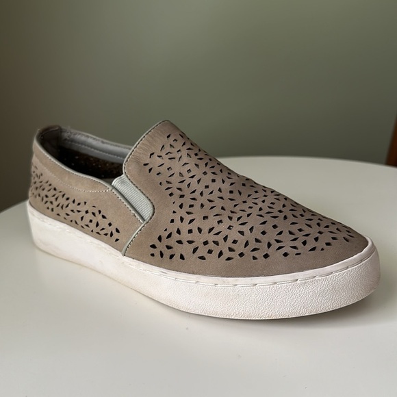 Vionic Leather Geometric/Floral LaserCut Out Designed Upper Comfort Walking Flaw - Picture 1 of 12